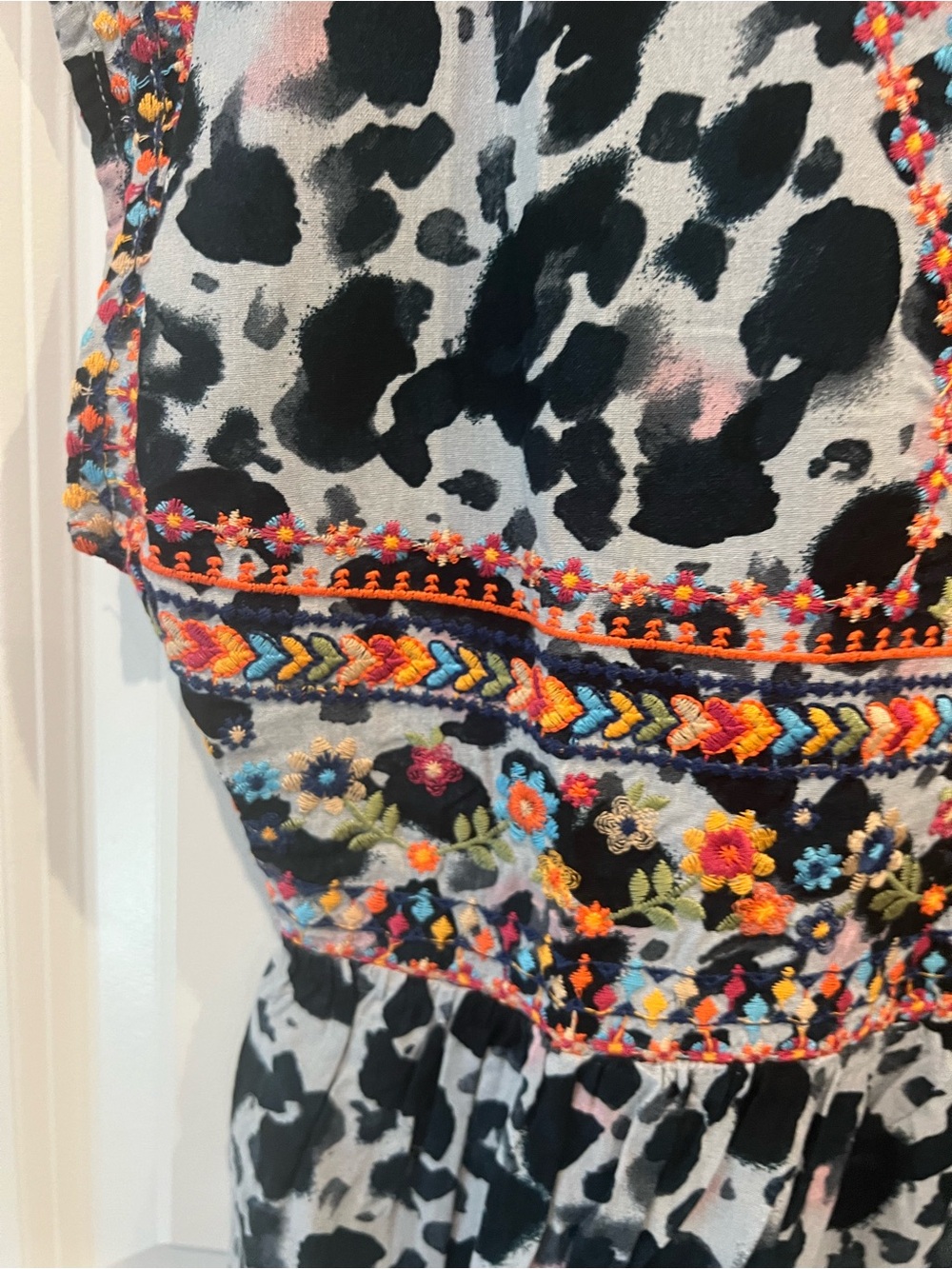 NWT Savanna Jane V-Neck Top with Multicolor Embroidery Size Small - Picture 12 of 16